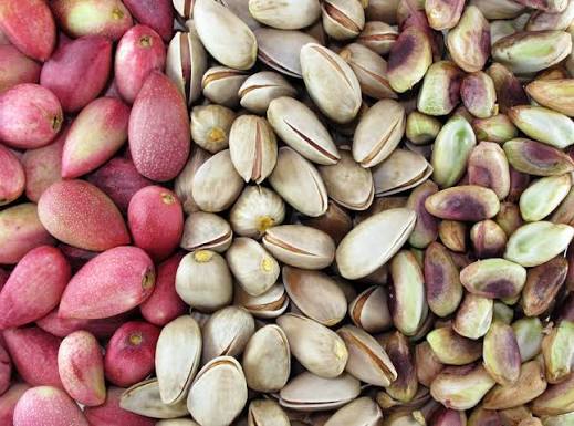 نمای نزدیک از پسته اکبری خندان و دست‌چین اعلا در ظرف بلور جهت راهنمای خرید پسته اکبری تازه